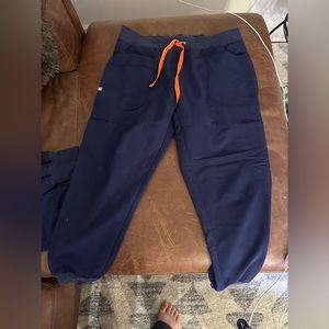 Figs jogger scrub pants in Navy